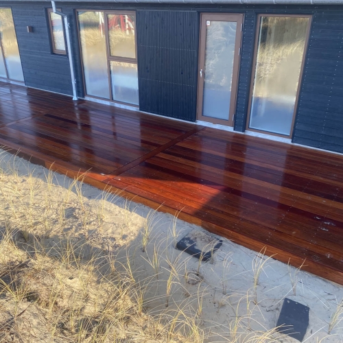 ny træterrasse ved stranden