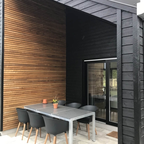 terrasse med spisebord