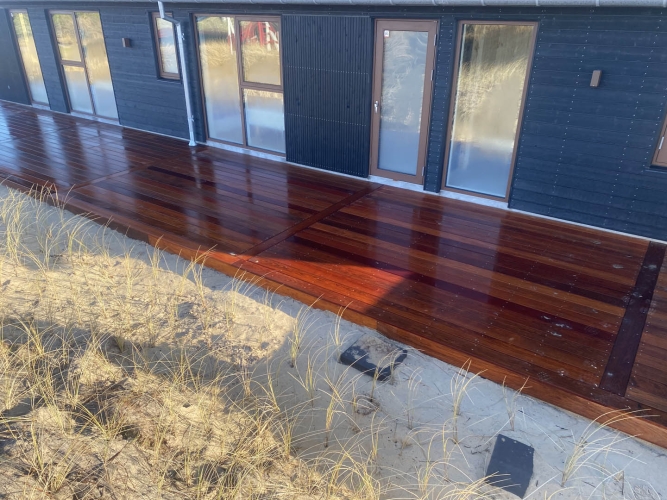 ny træterrasse ved stranden