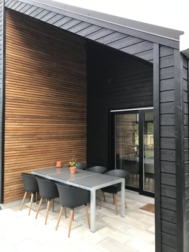 terrasse med spisebord